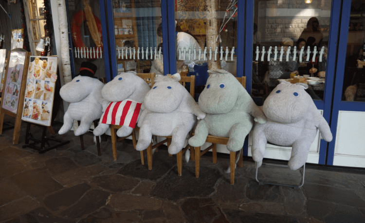 Cafes With Anti-Loneliness Companions